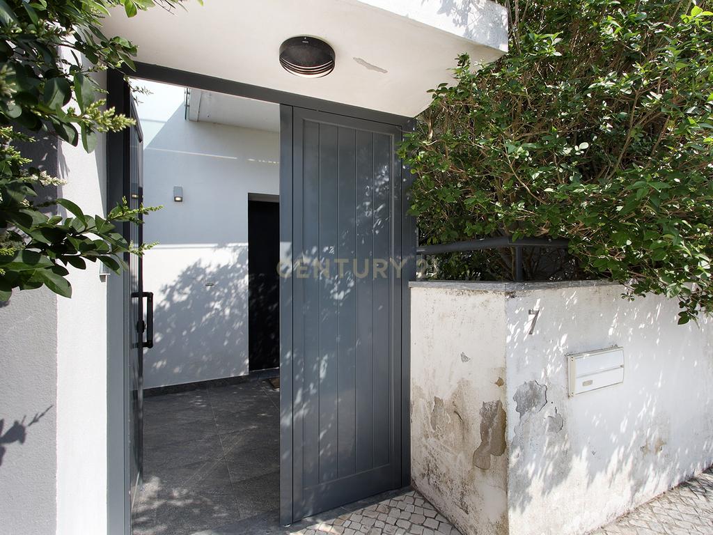 Moradia Isolada T4 Moderna com Piscina Privada, Jardim e Garagem Ampla na Pontinha - Image 43