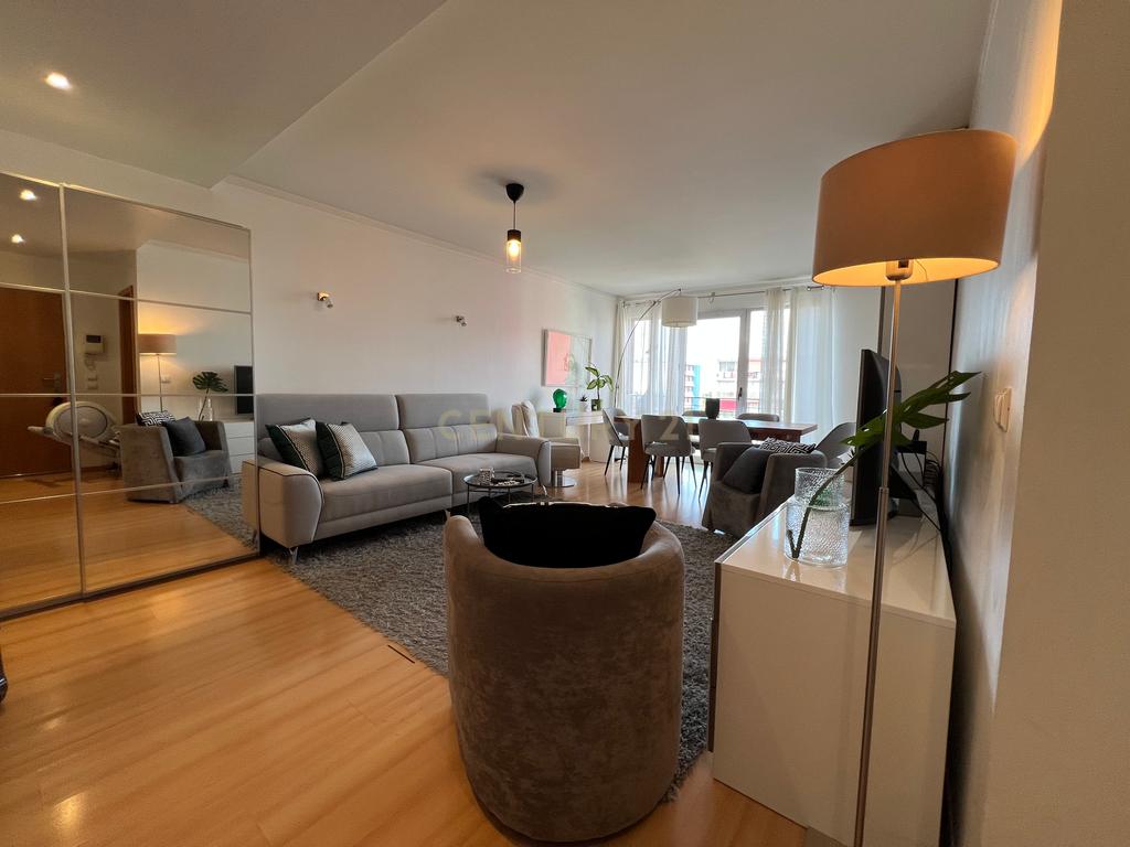 Apartamento T3 com vista desafogada e excelente luminosidade em Lumiar - Image 1