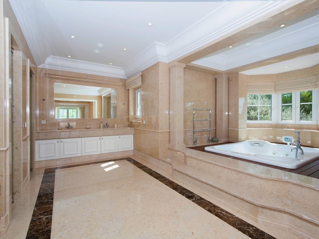 Moradia T7 com Piscina em Alcabideche- Cascais - Image 18