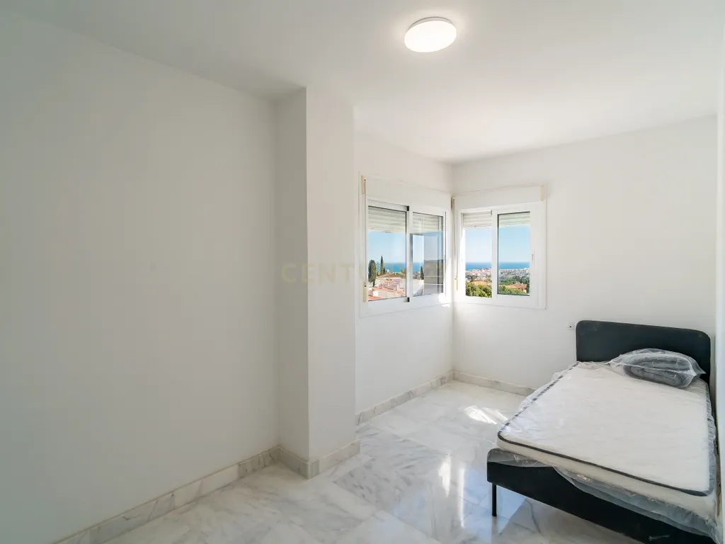 🌊 Moradia em banda com vista mar, piscina privada e amplos espaços em Mijas - Image 15