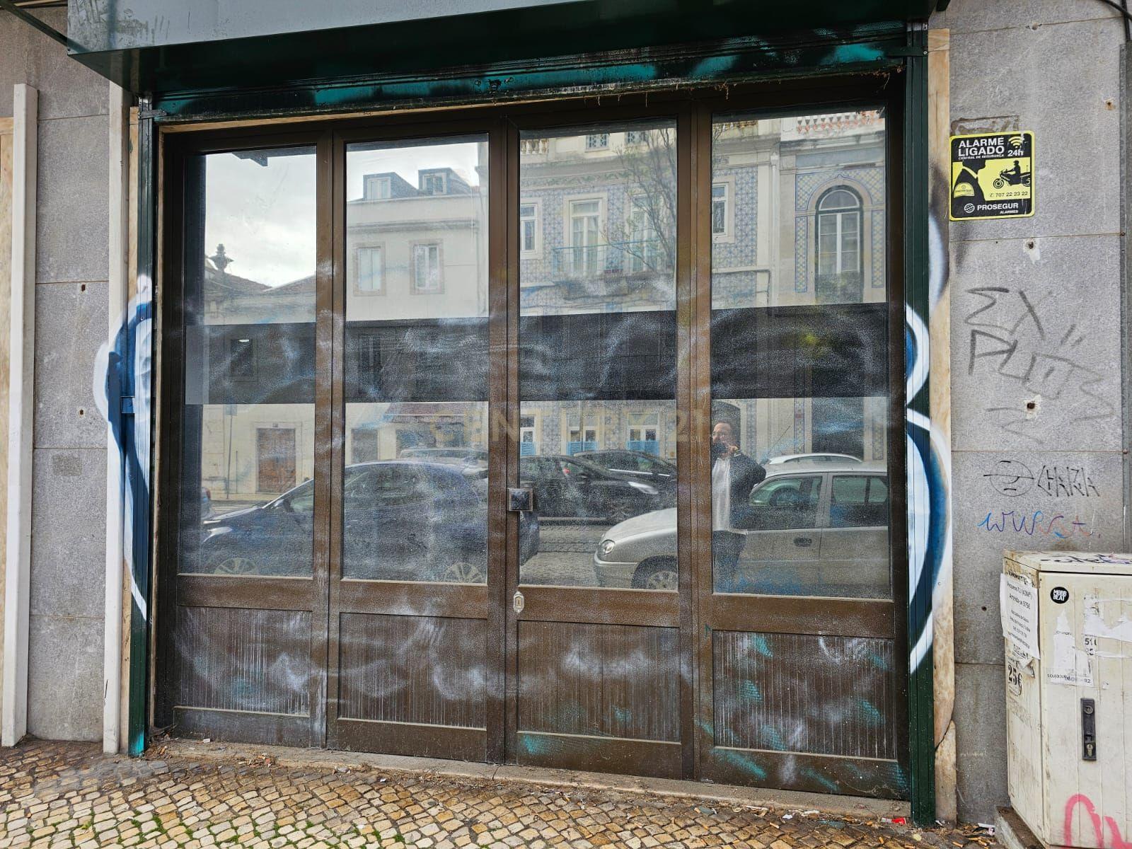 Arrenda-se Espaço Comercial de 370m² junto ao Campo Mártires da Pátria - Image 3
