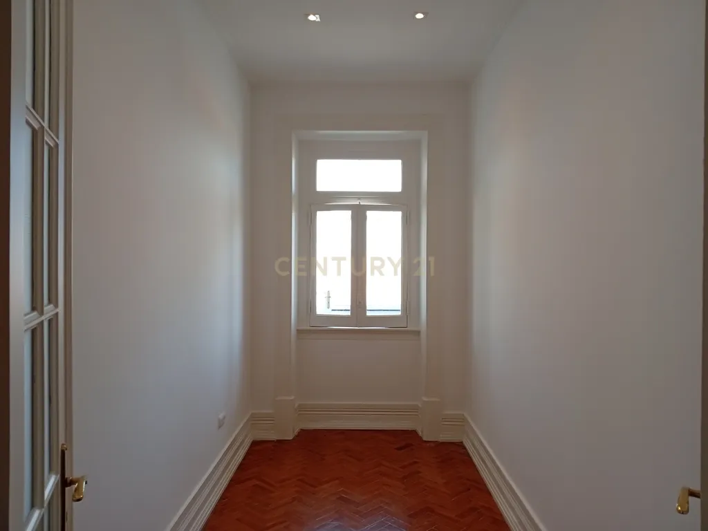 Situado no Bairro Azul junto do Metro e do El Corte Inglês/Fundação Gulbenkian, tem este apartamento com traça antiga com 7 assoalhadas dispostas numa área de 200 m². - Image 18