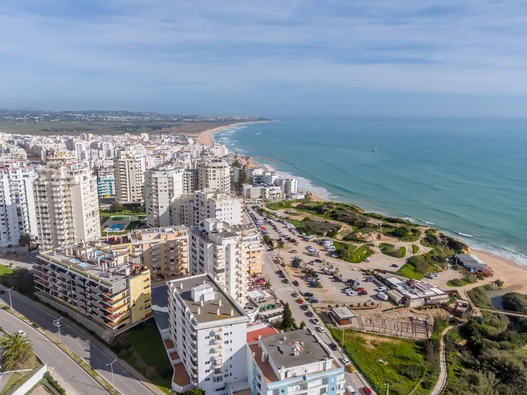 Apartamento T1 | Vista mar | Piscina | Estacionamento | Praia 100mt | Armação de Pera | Algarve - Image 34