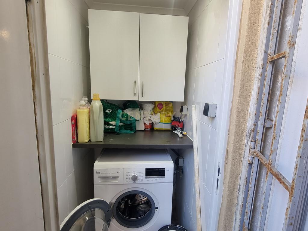 Apartamento Pombalino de Charme com 8 Assoalhadas – Av. Almirante Reis, Lisboa - Image 35