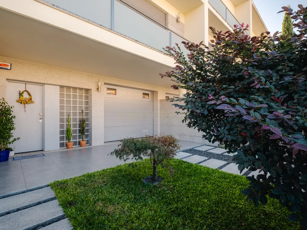 Moradia T4 com 255 m², Suíte Generosa, Jardim e Garagem para 3+ Viaturas | Astromil, Paredes - Image 57