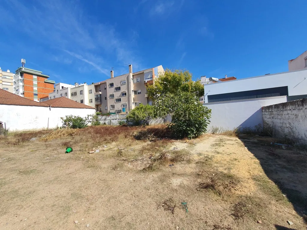 Armazém no centro do Barreiro com 3.296 m2 para construção de três prédios - Image 7