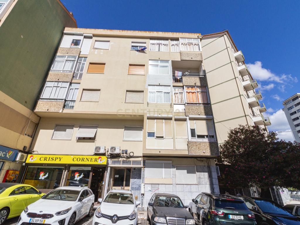 Apartamento T2+1 em Sacavém, Loures - Image 1