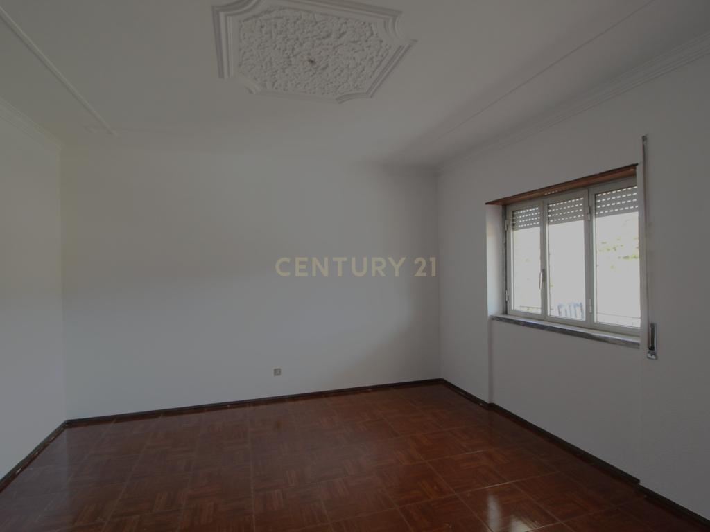 Encantadora Moradia com Jardim em Santiago dos velhos. - Image 12