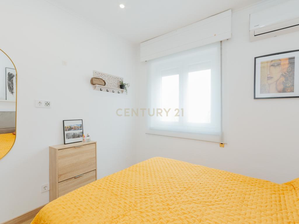 Apartamento T2 Renovado em Miratejo - Image 16