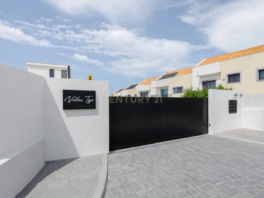 Moradia T4 com piscina e 3 suites | A escolha inteligente para viver com mais espaço a minutos de Lisboa - Image 2