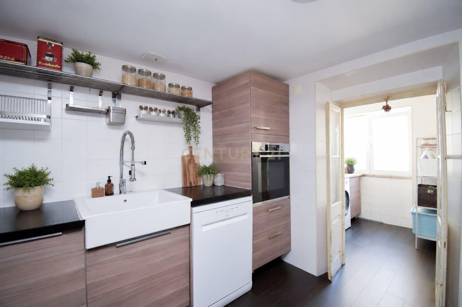 Fotografia 11 de Apartamento com mezzanine e potencial de reconversão na Estrela