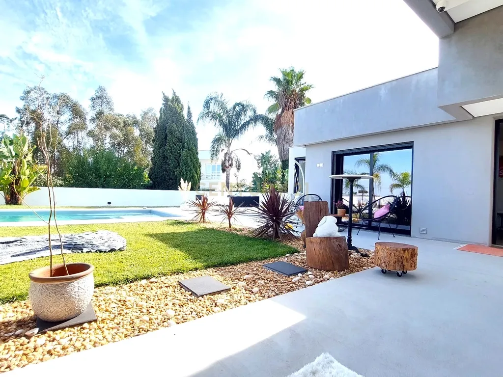 Oasis Coco Beach Villa - Moradia de Luxo Isolada T3 + 1 com Guest House e Piscina, lote 1,368 m² – Urbanização Vila Alegre, Fernão Ferro - Image 7