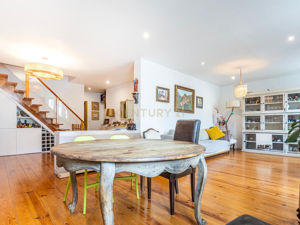 Apartamento T4 Duplex Renovado em Arroios, Lisboa - Image 5