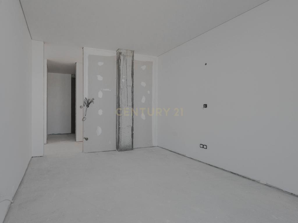 Apartamento T2+1(T3) último piso na cobertura com vista mar, com garagem dupla e arrumos o +1 com luz direta. - Image 7