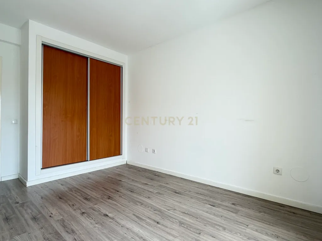 Apartamento T3 com Duas Varandas e Arrecadação, no Pinhal Novo - Image 15