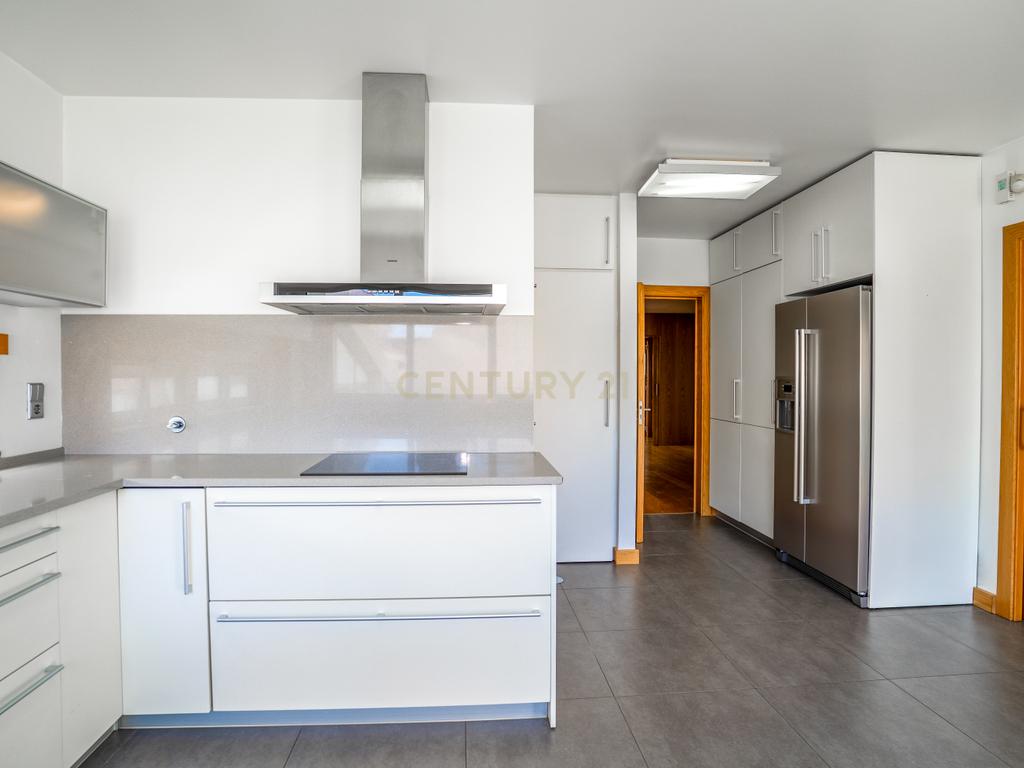 Apartamento T4 Premium com Terraço na Avenida da Independência - Image 12