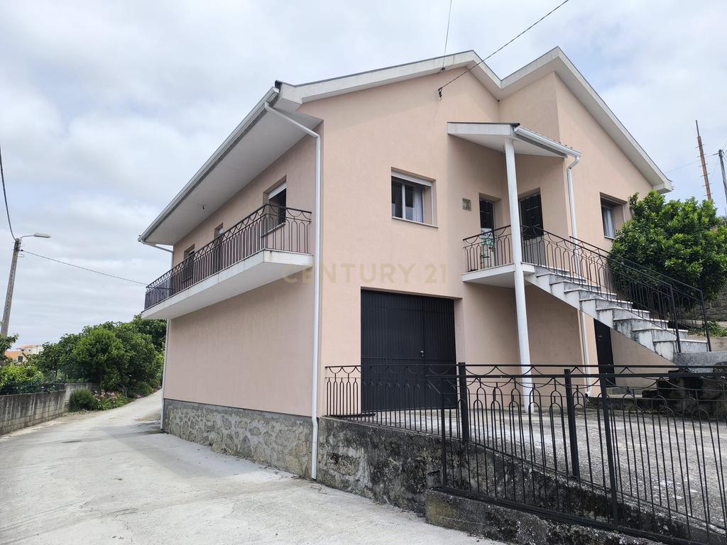 Casas prontas a habitar com terreno, arvores de fruto, forno e água própria. - Image 1