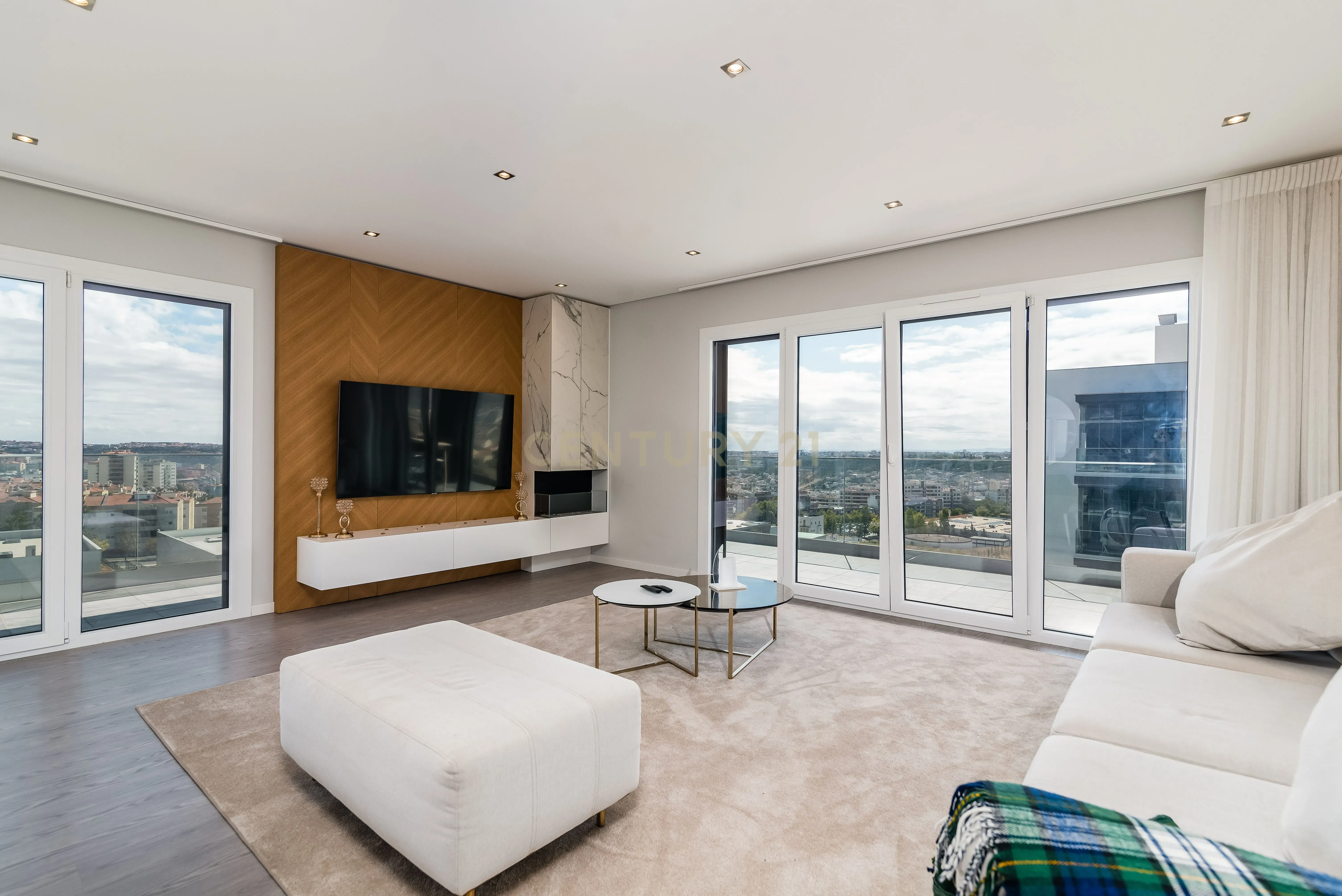 Luxuoso Apartamento T3 em Odivelas com Vista Panorâmica - Image 34