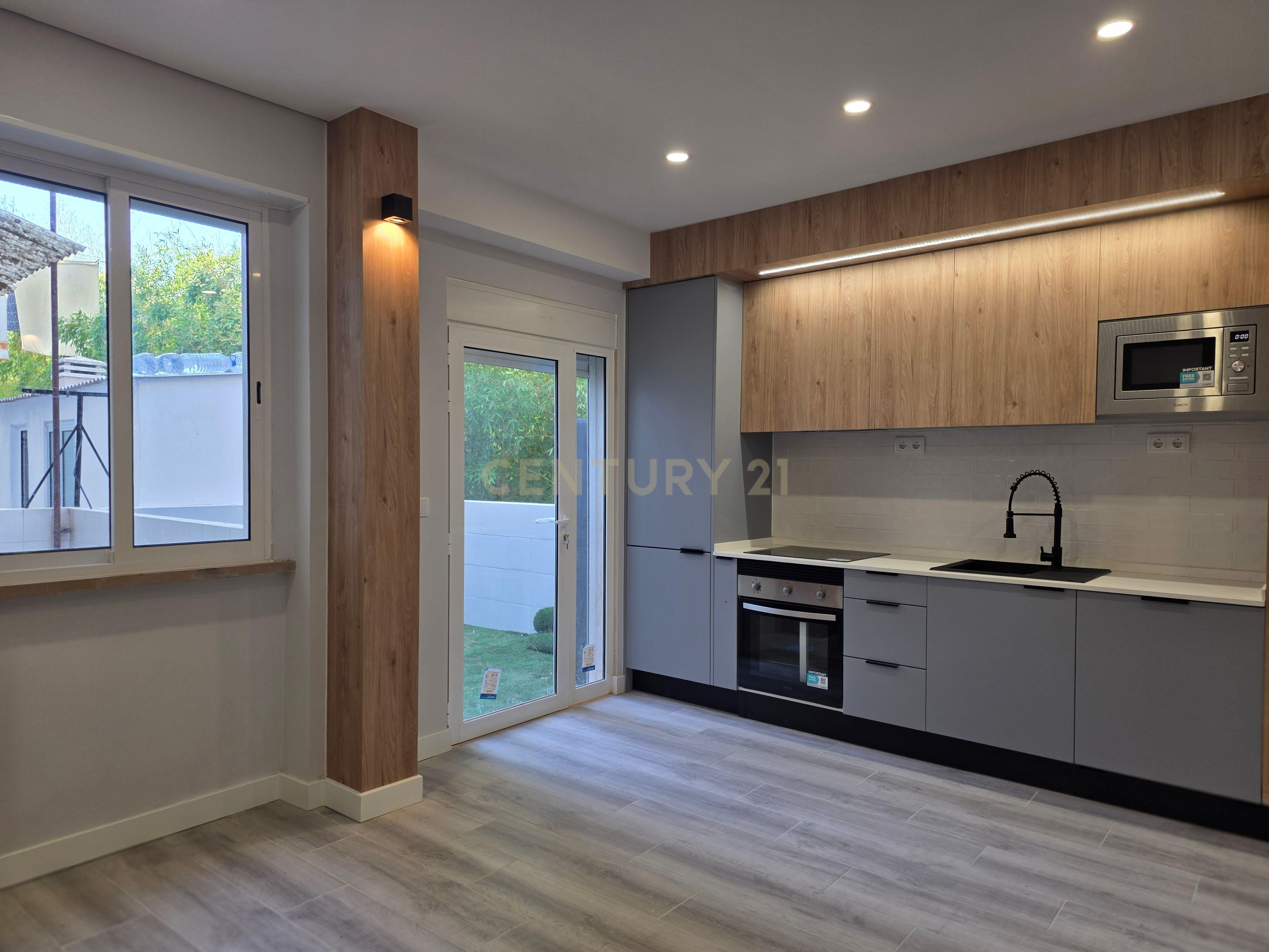 Apartamento T2 Renovado em Alcochete com Logradouro