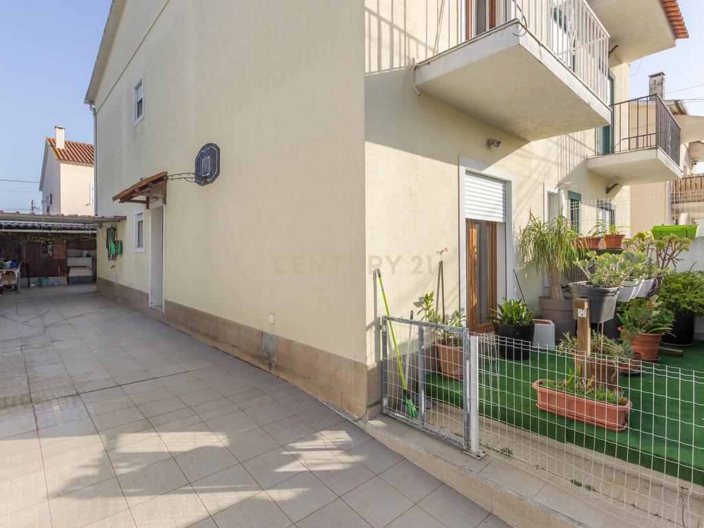 Quinta do Conde - Moradia Geminada de 4 + 1 assoalhadas em excelente estado de conservação - Image 2