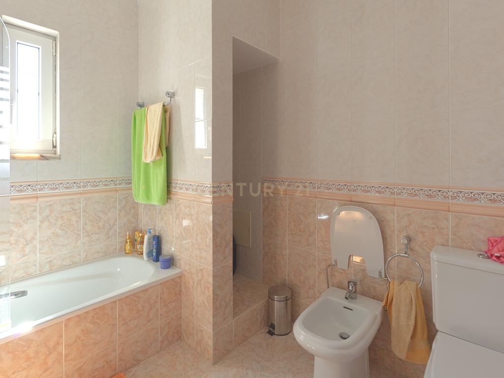 Moradia T4 Isolada com Jardim e Garagem em Olalhas – Tomar - Image 30