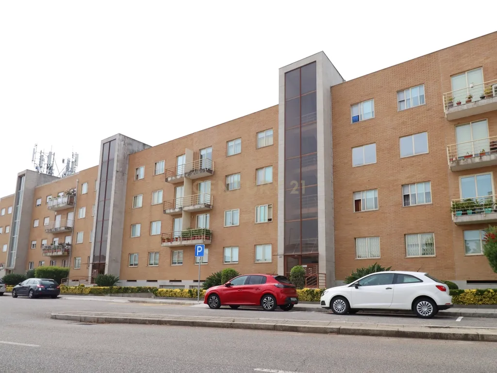 Apartamento T3 Caulinos, 2 Lugares de Garagem e Arrumos - Image 7