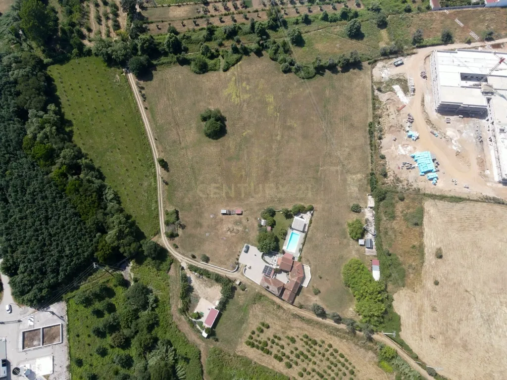 Moradia T7 tradicional em bom estado com varanda coberta, pátio, piscina, terraço coberta, vistas boas e jardim numa localização sossegada perto do centro de Arganil e o rio Alva - Image 94