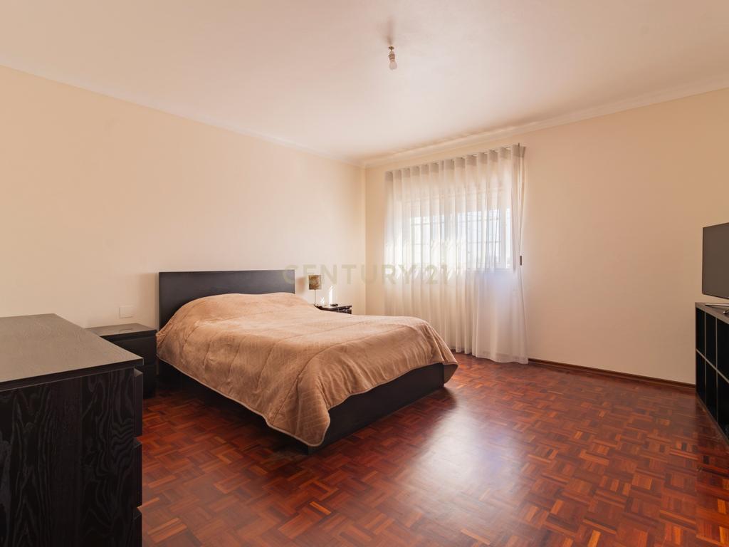 Moradia T5 com terreno - Image 14