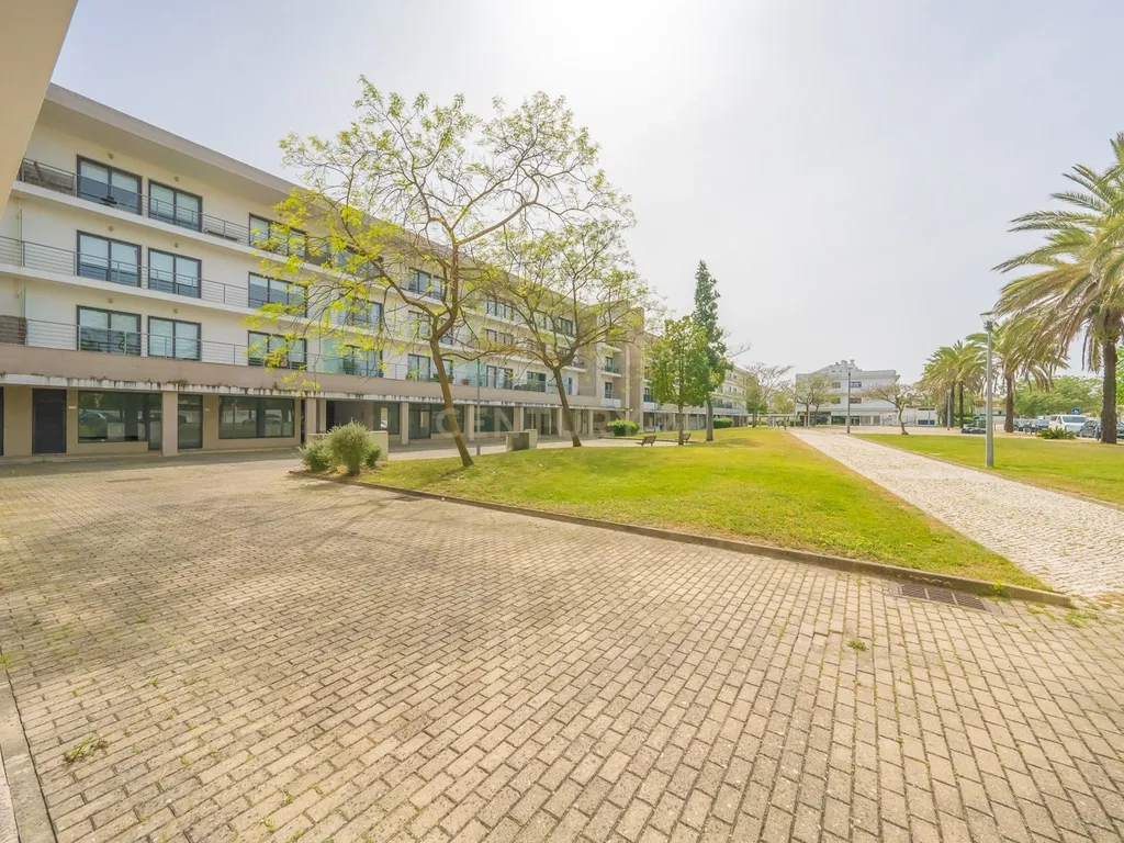 Apartamento T3 com Duas Varandas, Garagem Box e Lugar de estacionamento na Vila Serena, Pinhal Novo - Image 55