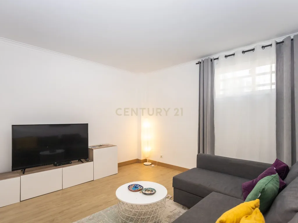 Apartamento T1+1 - Sobreda - Image 10
