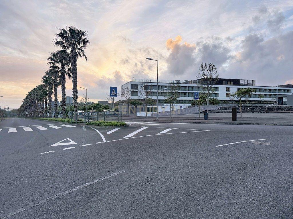 Fotografia 6 de T2 novo no último piso, com vista mar, varanda e estacionamento em cave, junto ao Hospital CUF da Lagoa