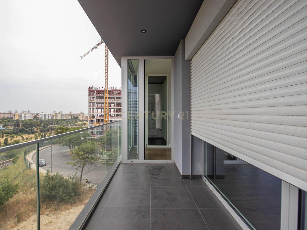 Apartamento T2 em Condomínio com Piscina e Garagem - Areeiro - Image 6