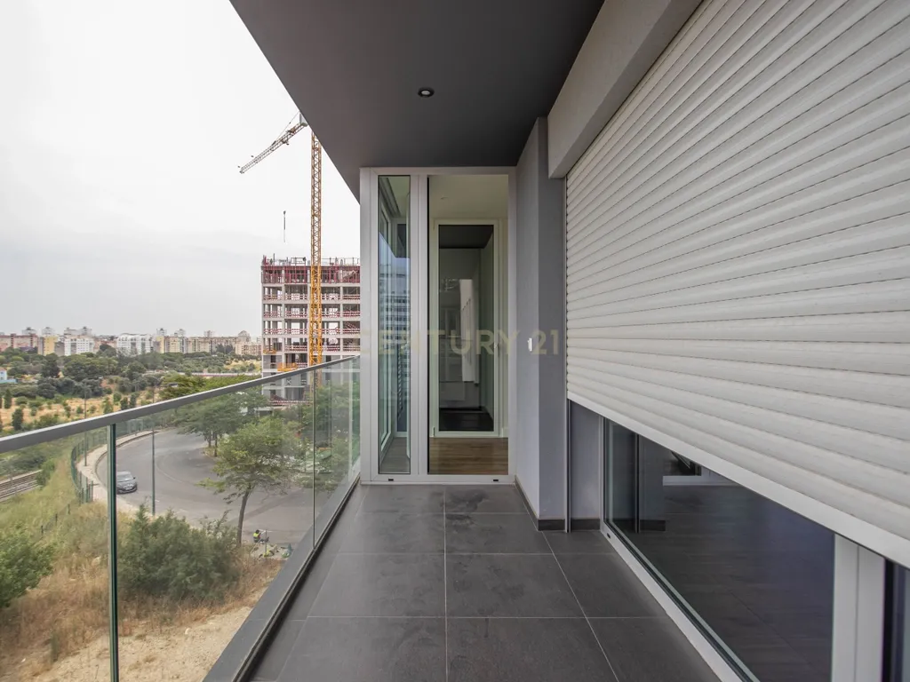 Apartamento T2 em Condomínio com Piscina e Garagem - Areeiro - Image 6