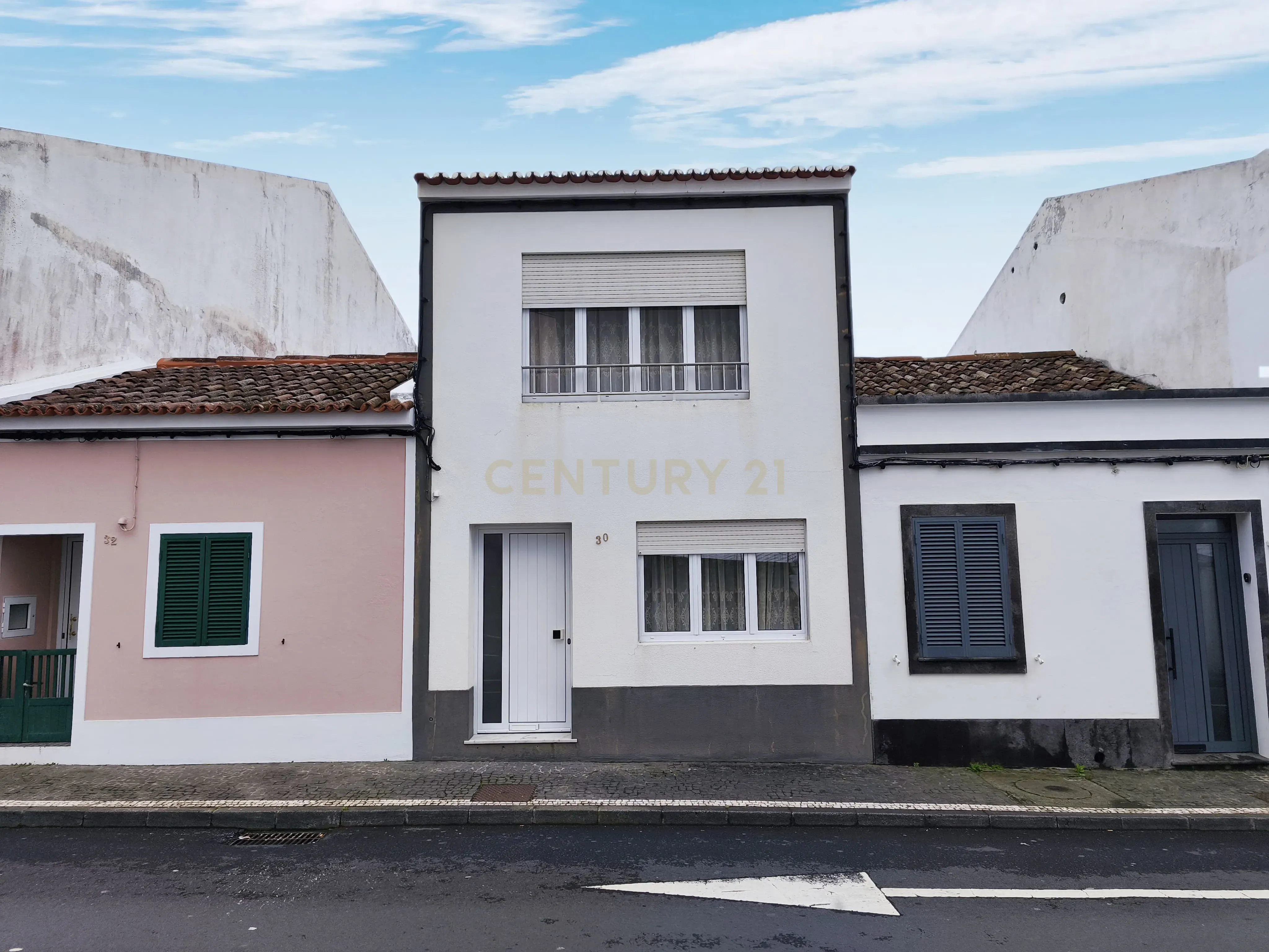 Casa T3 com Jardim e Terraço em Ponta Delgada, São Miguel - Image 1