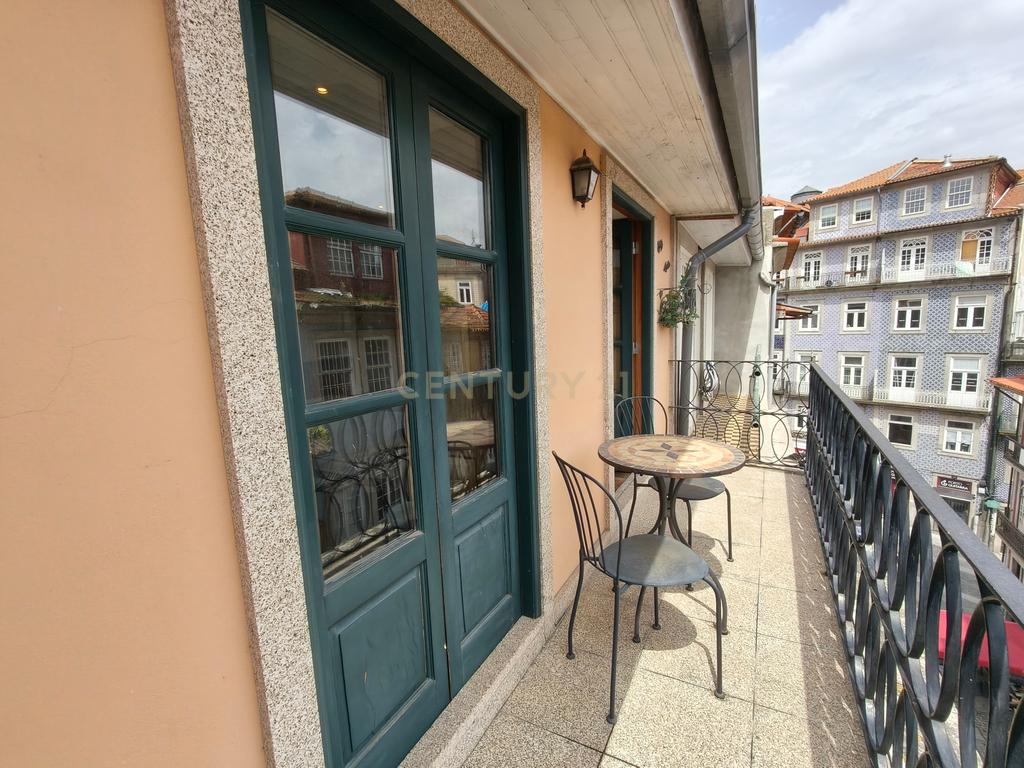 Apartamento T2 com varandas, mobilado no centro do Porto - Image 13