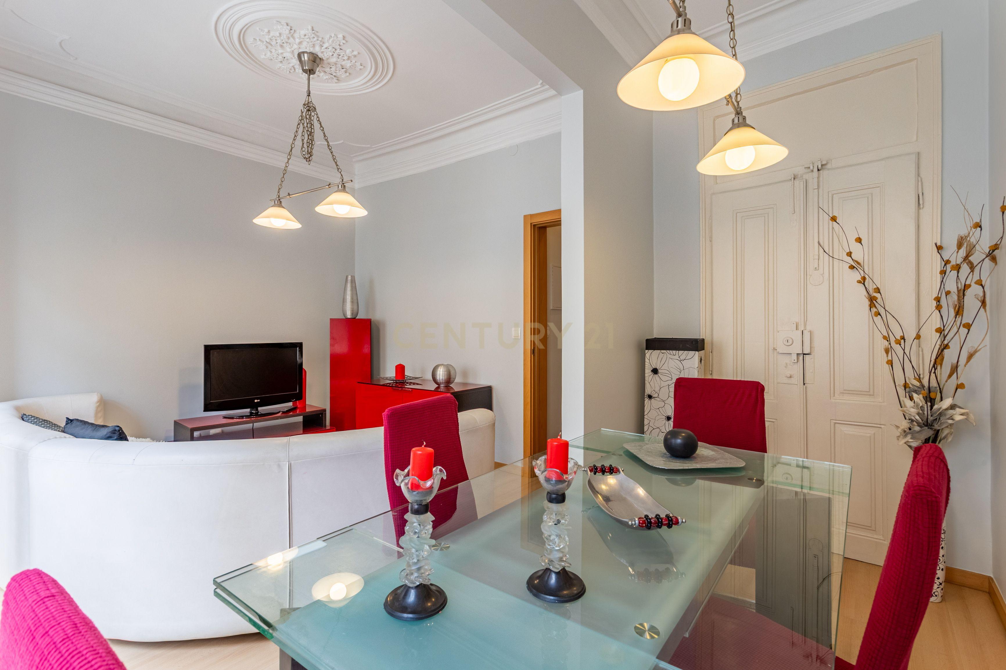 Apartamento T3 inserido num prédio de traça tradicional, no coração de Lisboa, a 5 min da Basílica da Estrela - Image 4