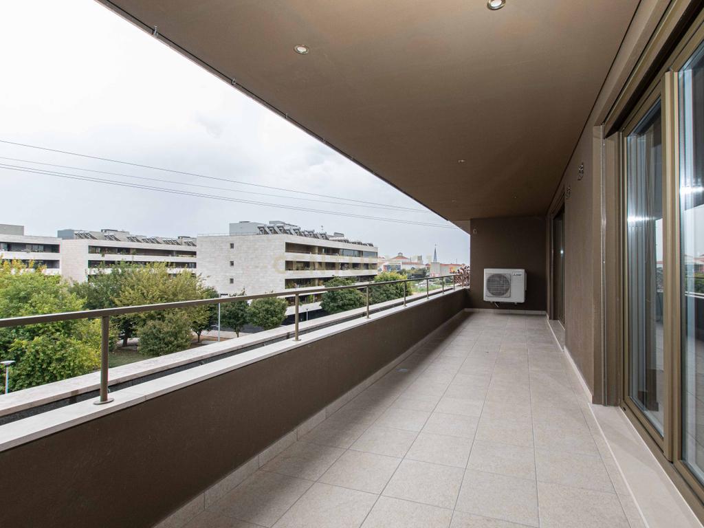 T3 moderno e espaçoso, com varanda e excelente localização no Montijo. - Image 19