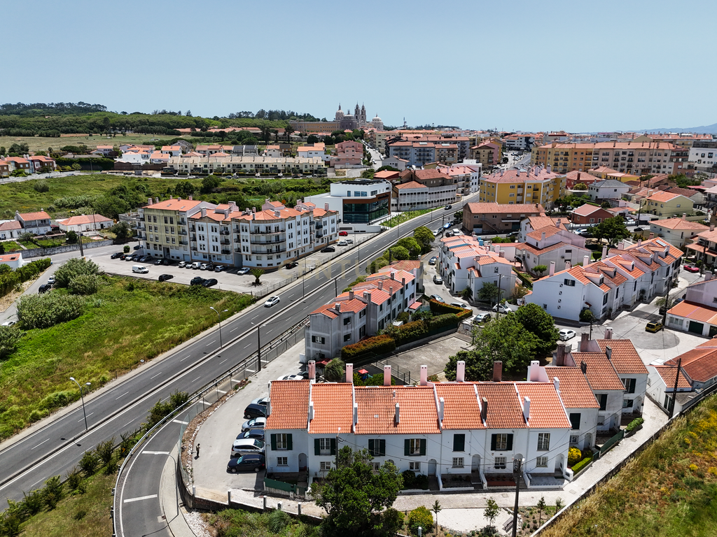Moradia remodelada T2+1 no centro de Mafra, com pátio e churrasqueira. - Image 23