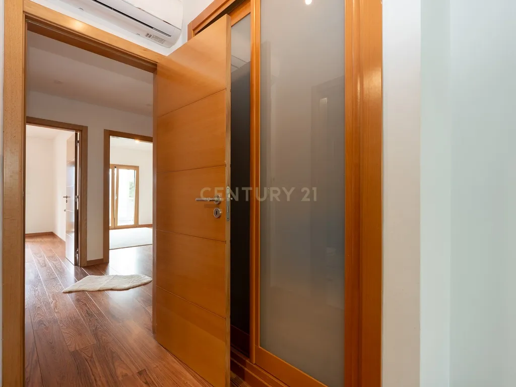 Apartamento de tipologia T3, com 2 varandas, 2 WC e box para 4 viaturas, situado no Jardim da Amoreira - Ramada em Odivelas. - Image 32