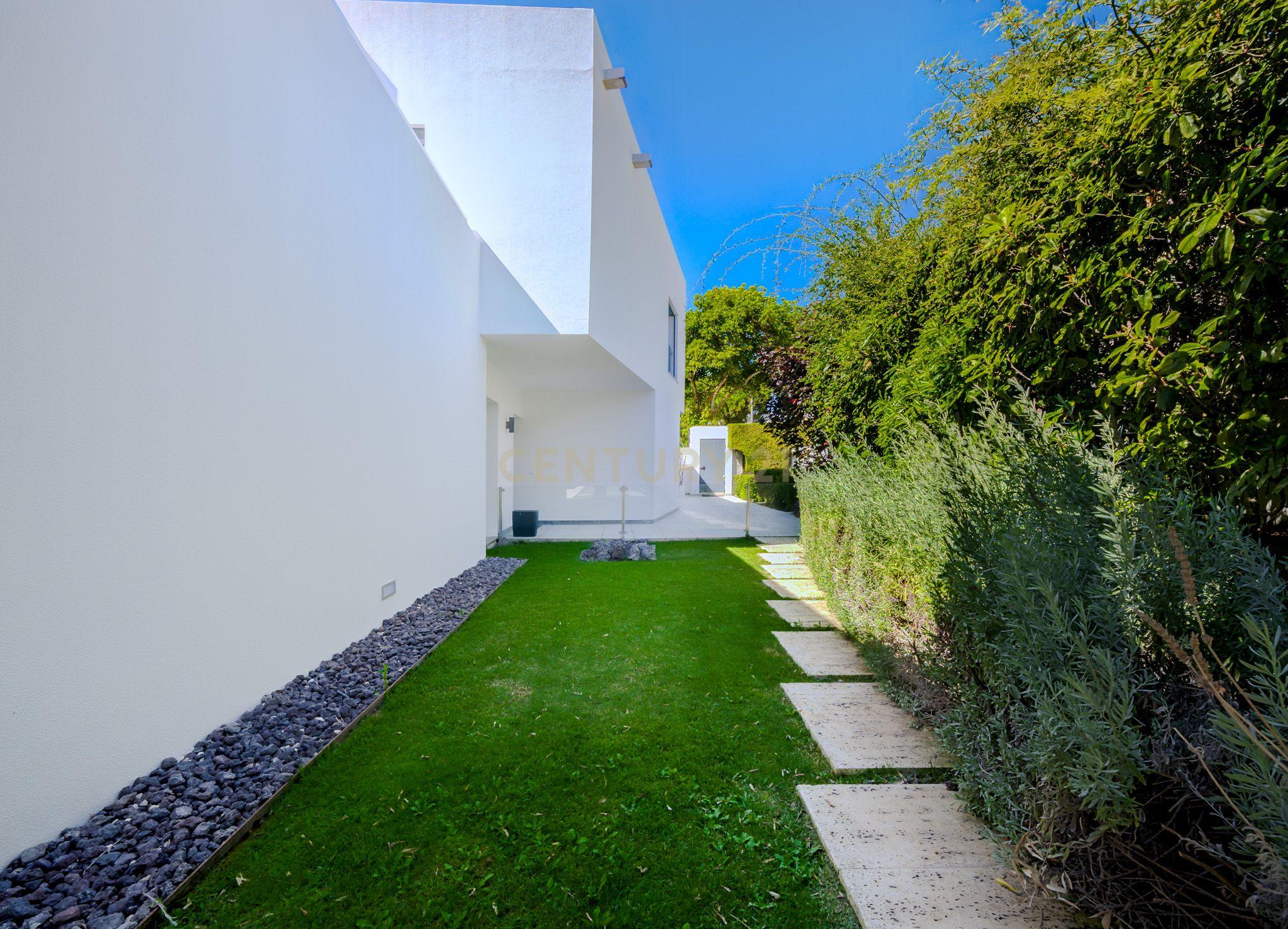 Fotografia 4 de Moradia T5 Contemporânea com Piscina e Jardim Privativo – São Pedro do Estoril