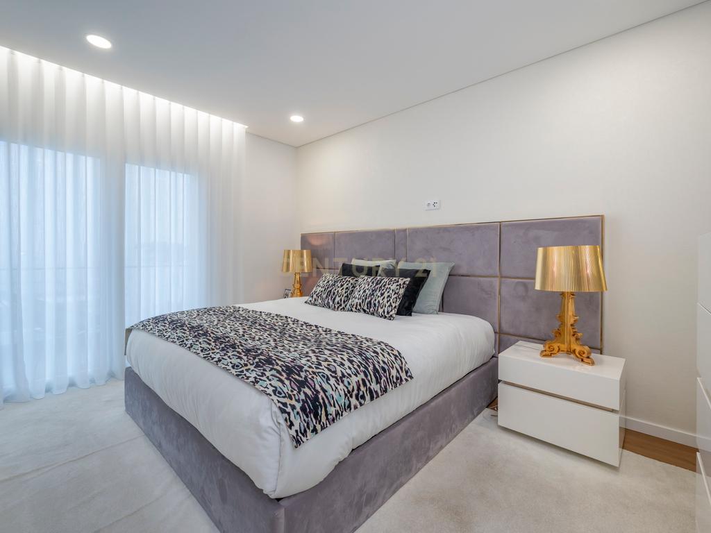 Luxuosa Moradia T5 com Vista Panorâmica em Odivelas - Image 9