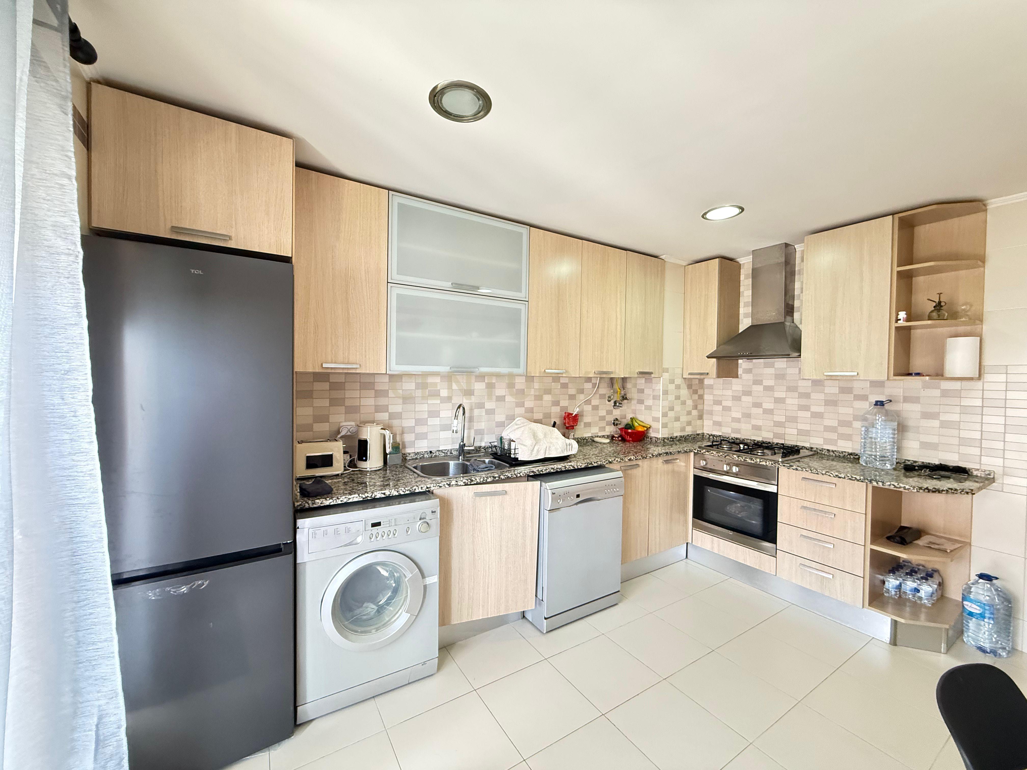 Fotografia 12 de Apartamento T2 Semi-Novo com Garagem em Armação de Pêra – Conforto, Modernidade e Excelente Localização