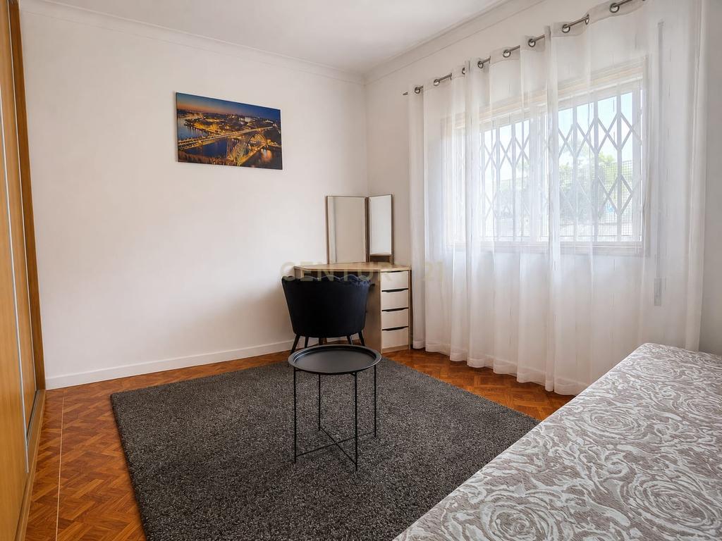 Apartamento T2 com terraço junto à Escola Secundária de São Pedro da Cova - Image 17