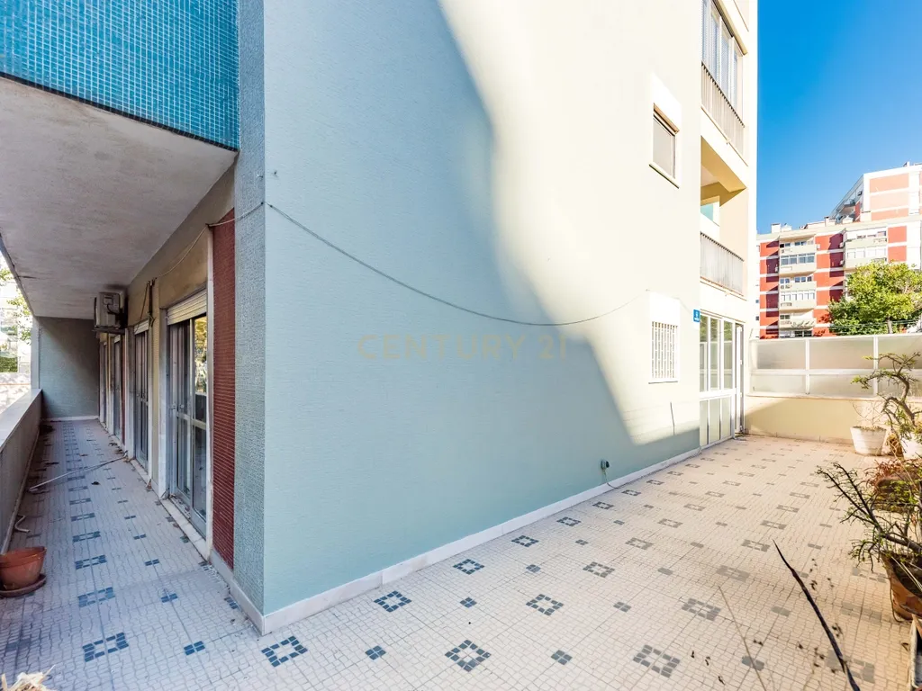 Espetacular Apartamento T5 com Terraço e Garagem, em São Domingos de Benfica, Lisboa - Image 32