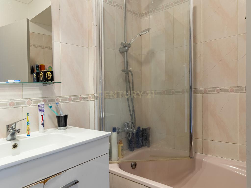 Apartamento T3 Espaçoso e Luminoso em Zona Tranquila de Sesimbra - Image 22