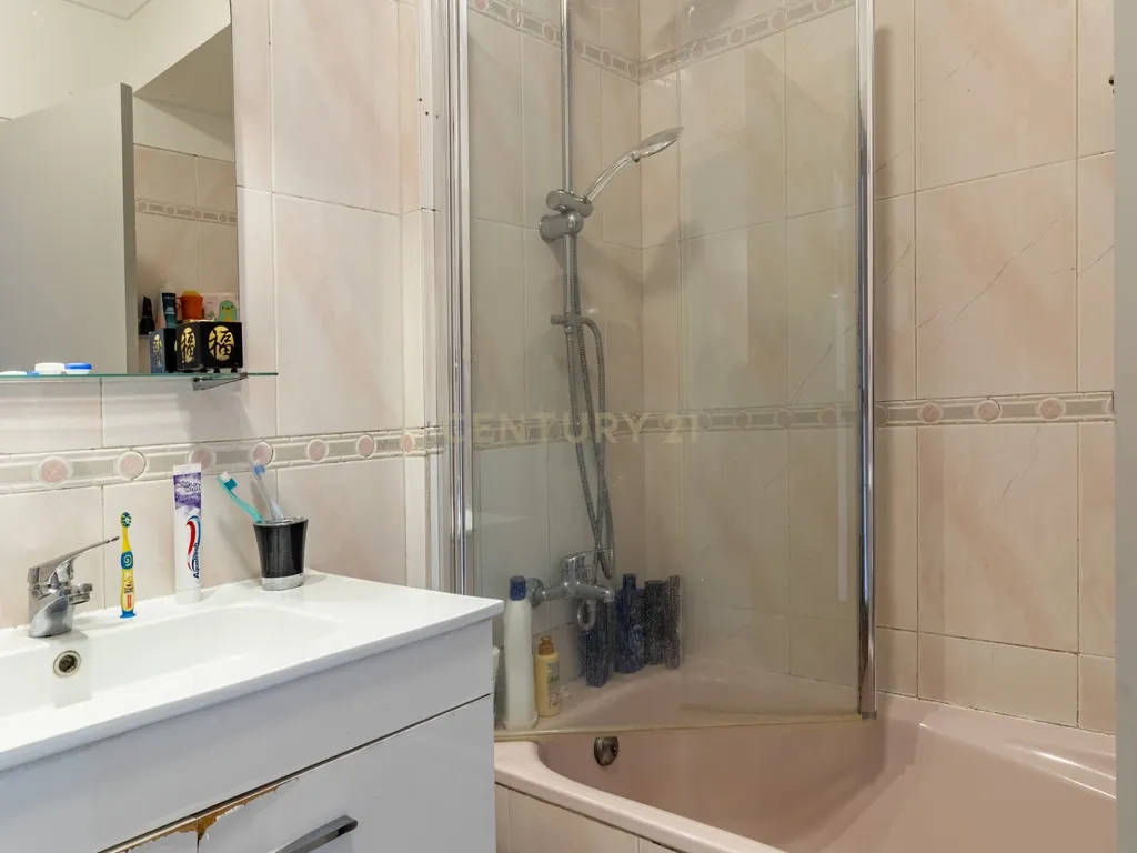 Apartamento T3 Espaçoso e Luminoso em Zona Tranquila de Sesimbra - Image 22