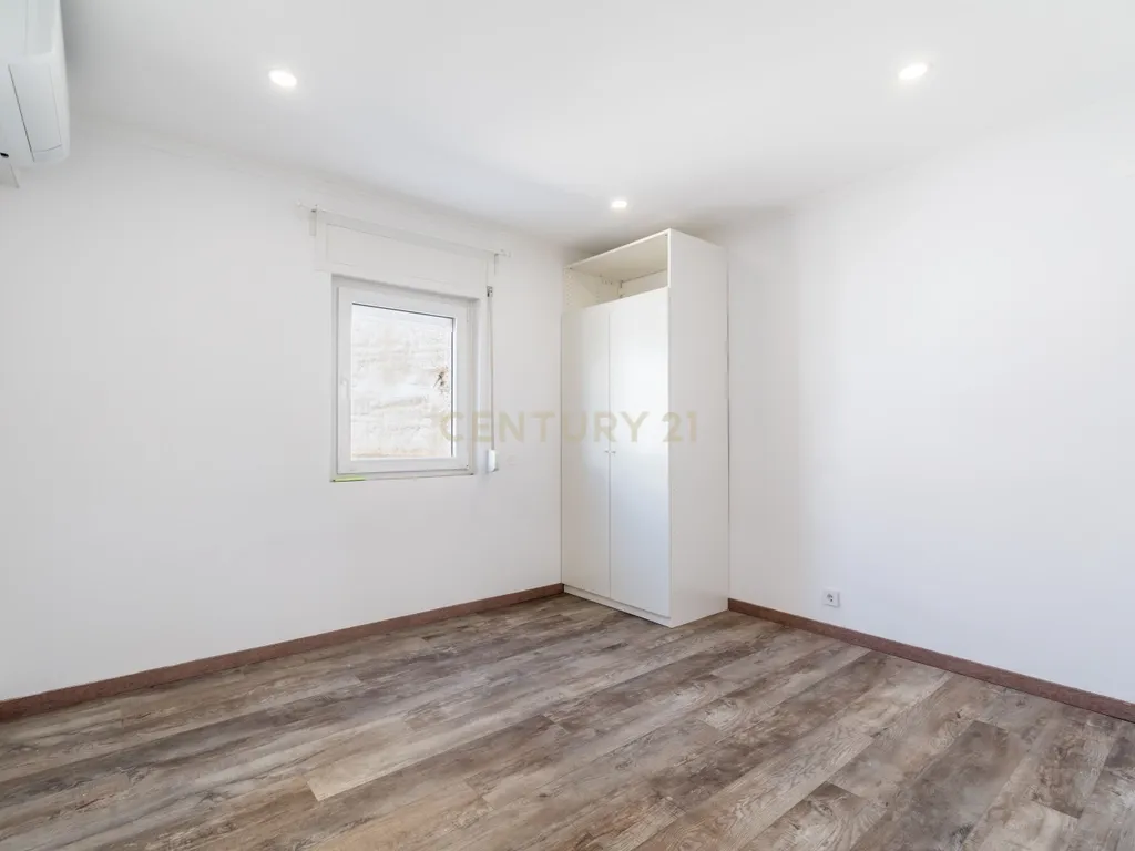 T4 Duplex totalmente renovado no Bairro do Progresso – Silves - Image 14