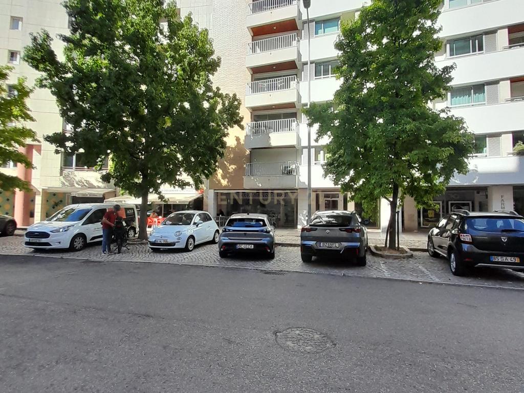 Fantástico T2 com Terraço e estacionamento, frente ao Parque das Conchas - Image 45