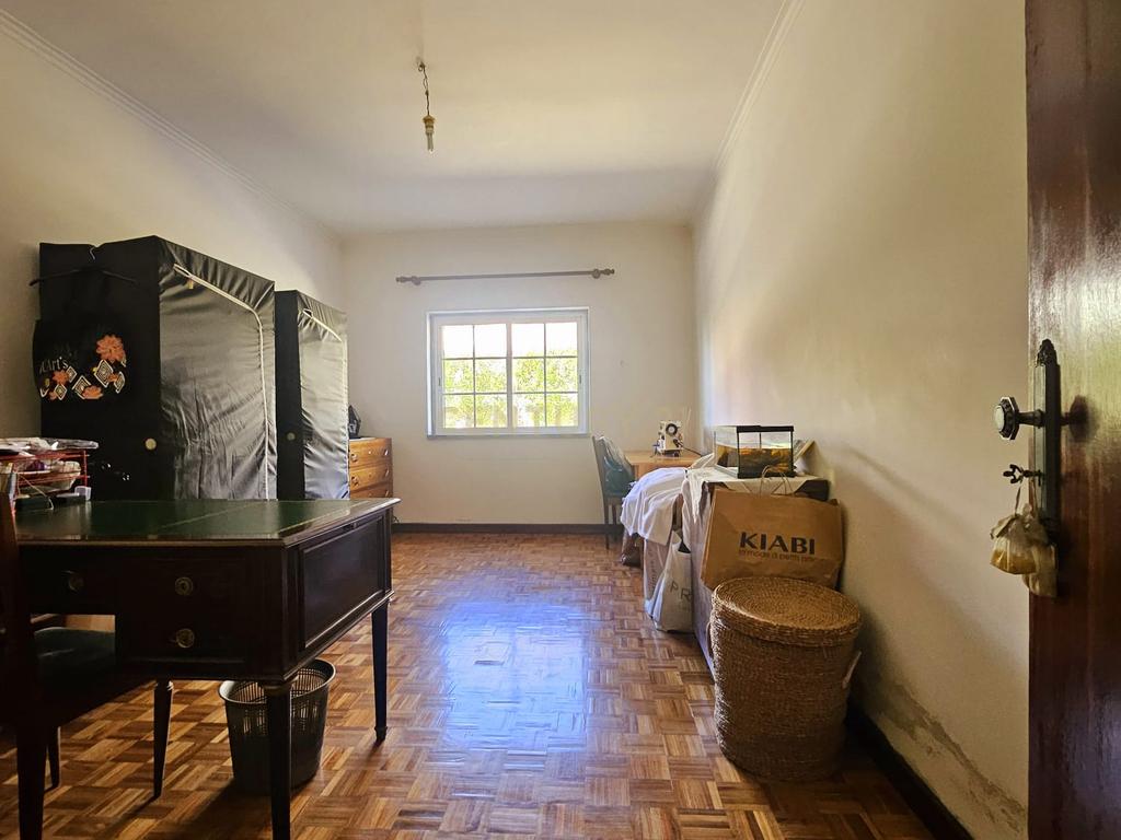 Moradia Unifamiliar T4 com Vista Desafogada e Grande Lote de Terreno na Quinta da Condessa - Image 23