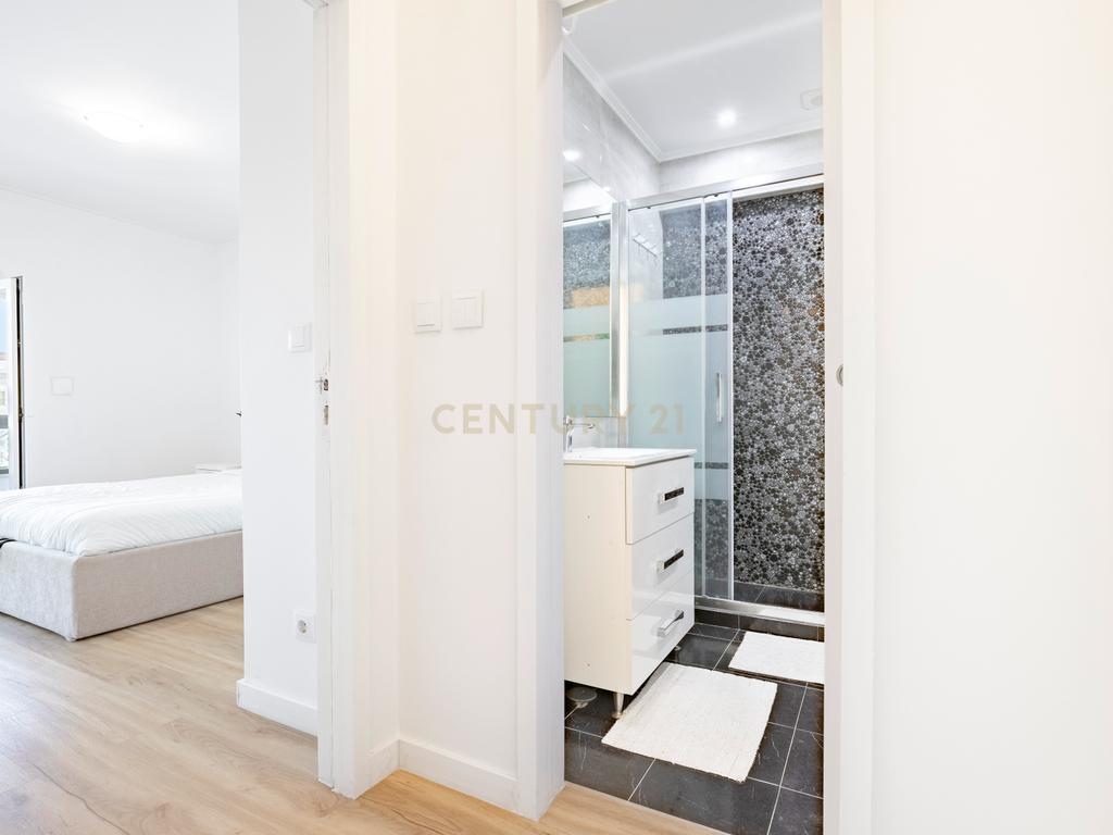 Apartamento T1 + Escritório totalmente remodelado - Image 16